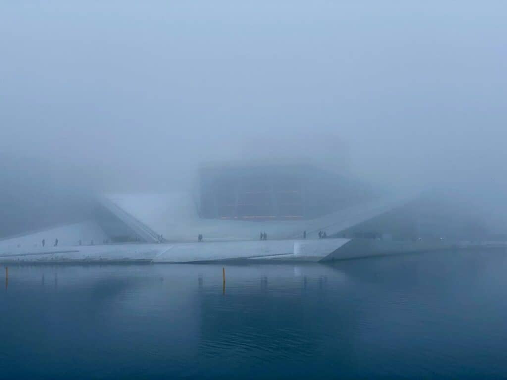 Osloer Oper im Nebel